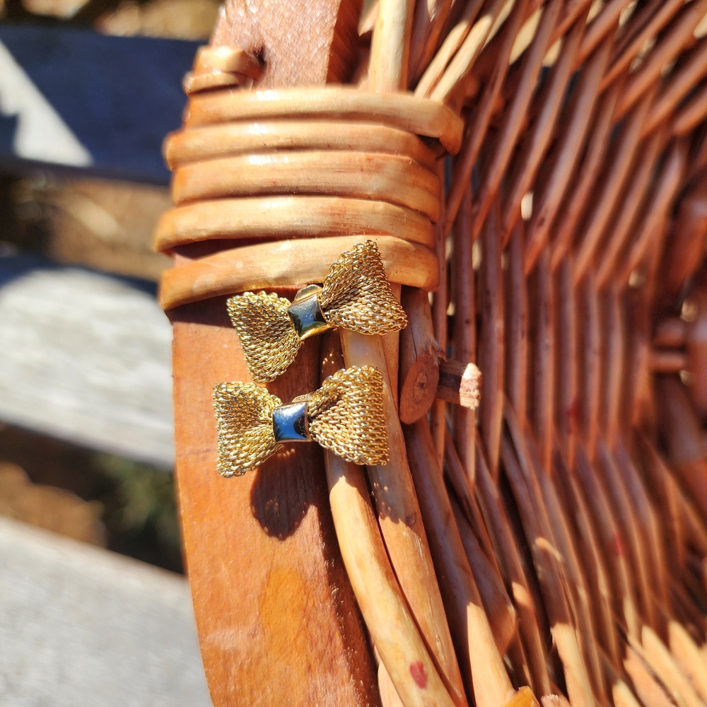 FINAL PRICE DROP!!🎉 Gold Wire Bow Earrings